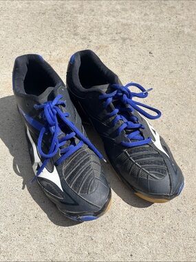 Mizuno Court Shoes with Blue Laces